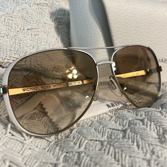 Michael Kors MK5004 Chelsea Sunglasses White & Tan Lenses w/ Case Gold Frame - Picture 11 of 13